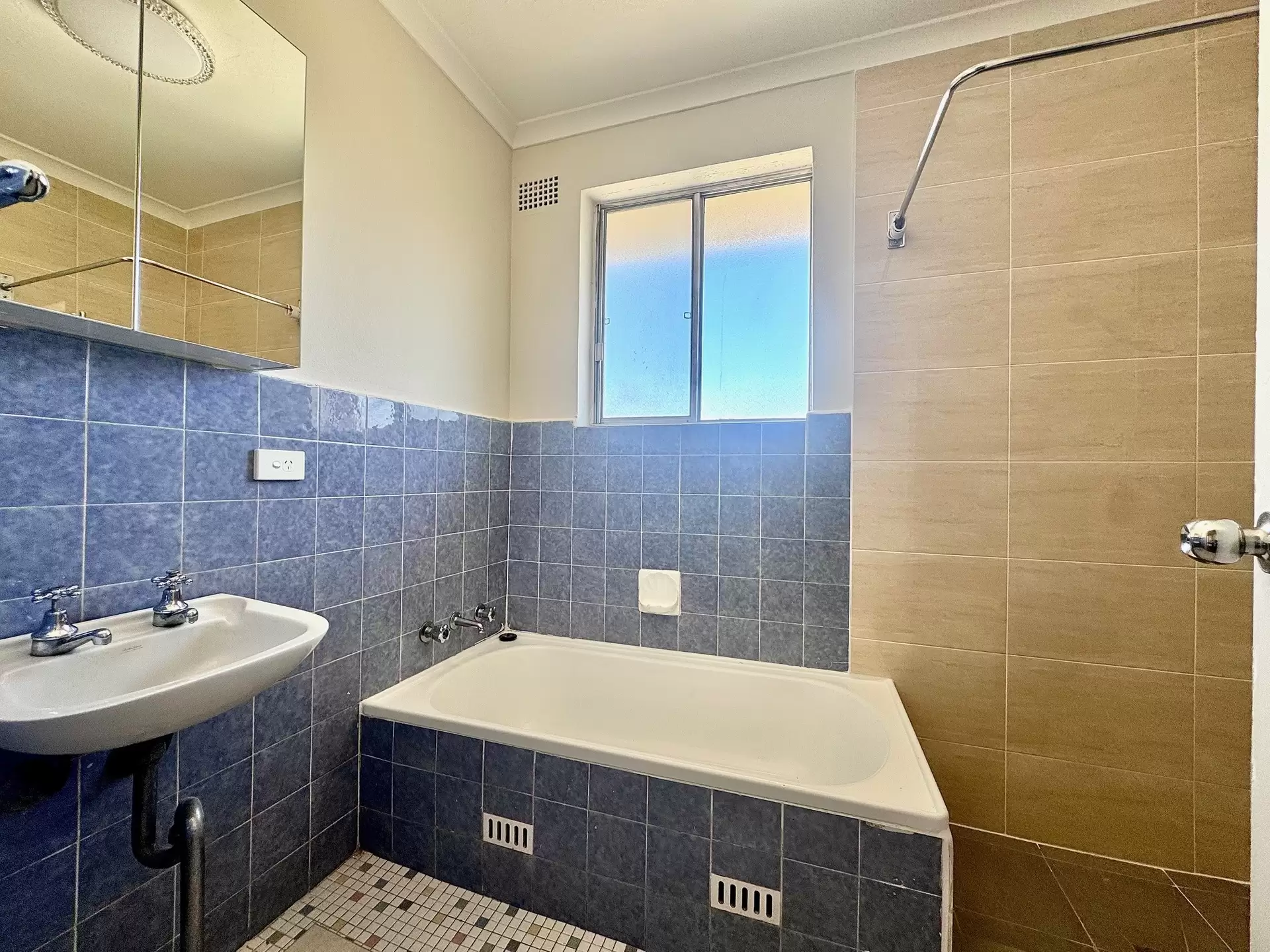 4/42 Claremont Street, Campsie Leased by ArthurJames Real Estate (formerly Robert R. Andrews) - image 1